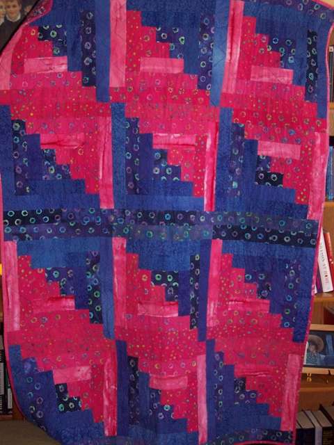 Shoulda Zagged quilt, in reds and dark blues.